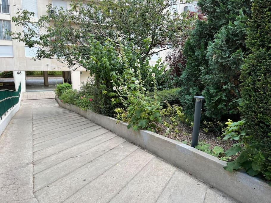 Superbe Appartement Avec Belle Vue Jardin Paris Bagian luar foto