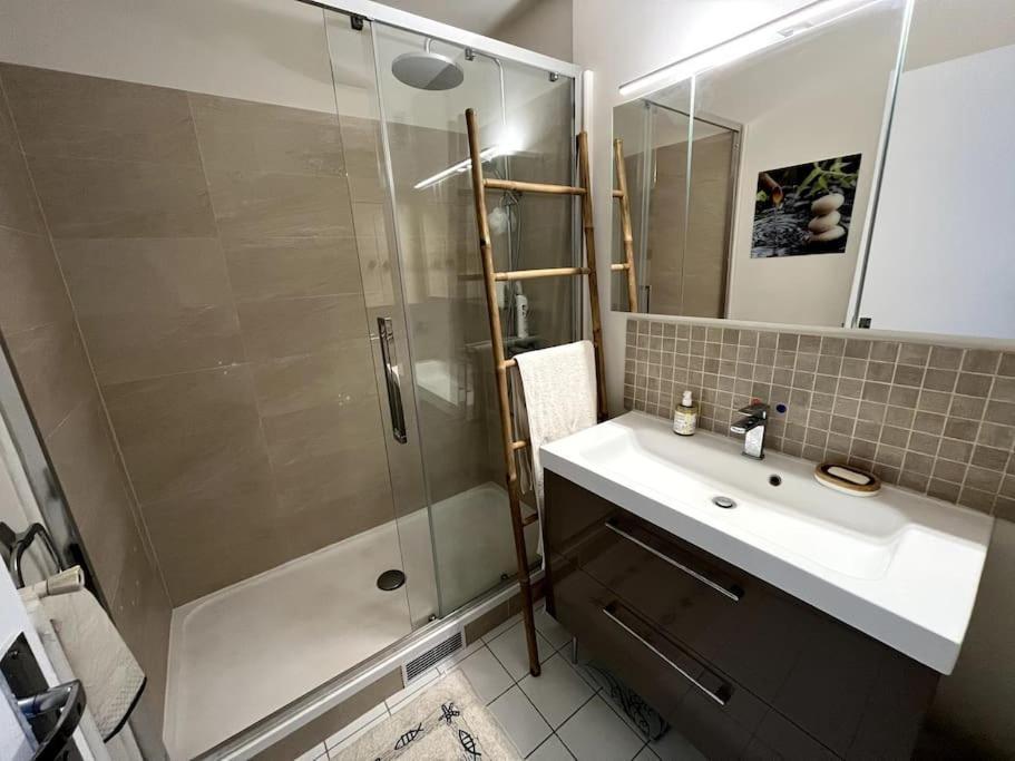 Superbe Appartement Avec Belle Vue Jardin Paris Bagian luar foto